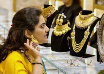 सोने-चांदी की कीमत में आज बड़ा फेरबदल, जानें महानगरों में कितना है प्रति 10 ग्राम Gold का हाजिर भाव