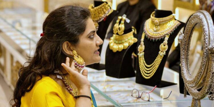 सोने-चांदी की कीमत में आज बड़ा फेरबदल, जानें महानगरों में कितना है प्रति 10 ग्राम Gold का हाजिर भाव