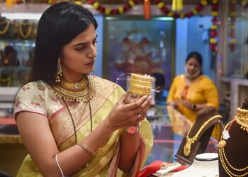 महंगा हुआ सोना, चांदी की कीमतों में कोई बदलाव नहीं- चेक करें आज के ताजा भाव