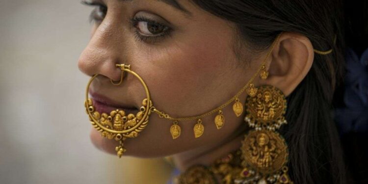 सोने की कीमतों में बड़ी गिरावट, चांदी भी हुई सस्ती- चेक करें ताजा भाव