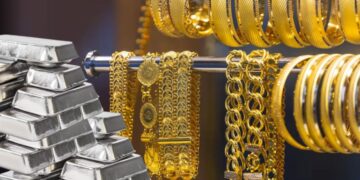 चांदी एक झटके में ₹17,251 सस्ती, सोना भी ₹6,472 हो गया कम, MCX पर चल रहा ये भाव