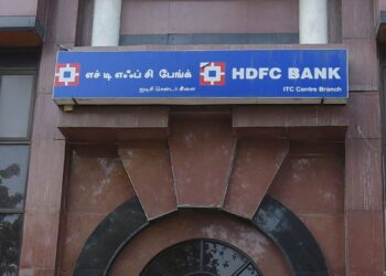 HDFC Bank ने 3 अधिकारियों को बाहर का रास्ता दिखाया, मिस-सेलिंग केस में उठाया सख्त कदम