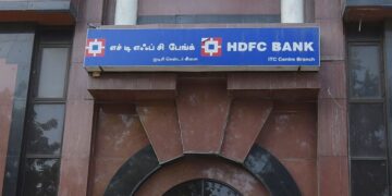 HDFC Bank ने 3 अधिकारियों को बाहर का रास्ता दिखाया, मिस-सेलिंग केस में उठाया सख्त कदम