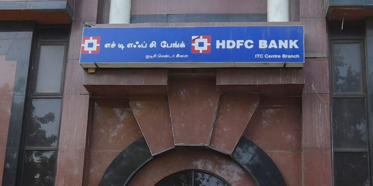 HDFC Bank ने 3 अधिकारियों को बाहर का रास्ता दिखाया, मिस-सेलिंग केस में उठाया सख्त कदम