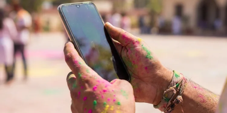 Holi 2026: रंगों की मस्ती में कहीं हो न जाए हजारों का नुकसान, यूं सेफ रखें अपने Smartphone और Gadgets