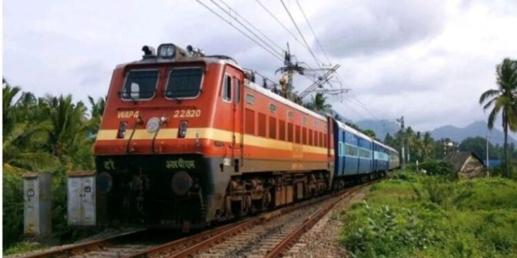 चलती ट्रेन में महिला कराटे की खिलाड़ियों से बदसलूकी, मनचले युवकों को RPF ने हिरासत में लिया, जानें पूरा मामला