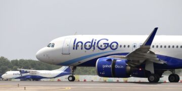 IndiGo ने 2300 रुपये तक बढ़ाया फ्लाइट का किराया, यात्रियों को चुकाना होगा फ्यूल चार्ज