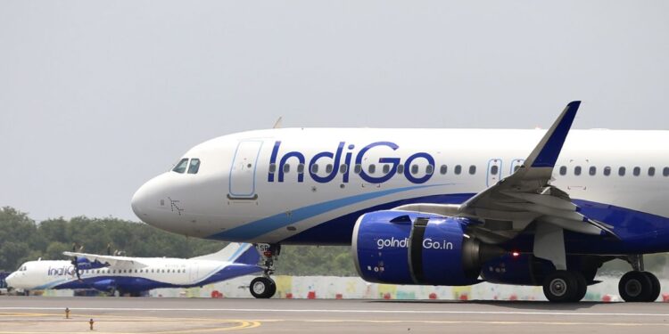IndiGo ने 2300 रुपये तक बढ़ाया फ्लाइट का किराया, यात्रियों को चुकाना होगा फ्यूल चार्ज