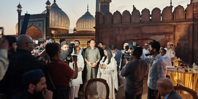 शाही इमाम के रमजान इफ्तार में शामिल हुए रजत शर्मा और रितु धवन, कई हस्तियां रहीं मौजूद