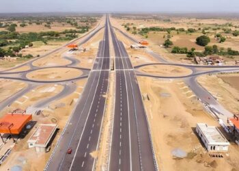 नोएडा इंटरनेशनल एयरपोर्ट से गंगा एक्सप्रेसवे तक सफर होगा आसान! YEIDA ने खरीदी 93 हेक्टेयर जमीन, लिंक एक्सप्रेसवे प्रोजेक्ट ने पकड़ी रफ्तार