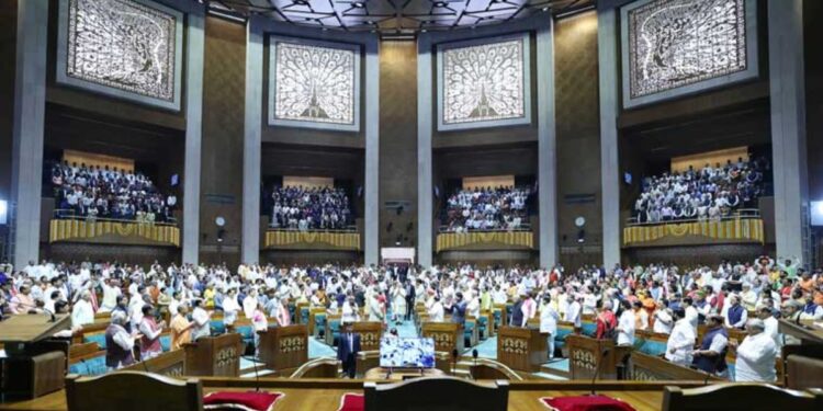 EPF पेंशन में बढ़ोतरी करेगी सरकार? संसदीय समिति ने कहा- 1000 रुपये न सम्मानजनक और न ही पर्याप्त