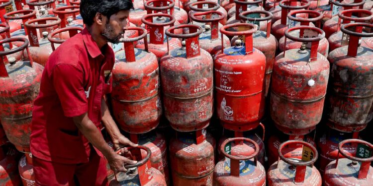 जिनके घर में पाइप वाली रसोई गैस का कनेक्शन है, उन्हें अब नहीं मिलेगा LPG सिलेंडर, सरकार का बड़ा फैसला