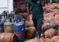 LPG Cylinder Shortage LIVE: कॉमर्शियल गैस सिलेंडर का टोटा, गैस एजेंसी परेशान, चिंता में होटल्स और रेस्टोरेंट मालिक