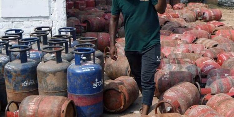 LPG Cylinder Shortage LIVE: कॉमर्शियल गैस सिलेंडर का टोटा, गैस एजेंसी परेशान, चिंता में होटल्स और रेस्टोरेंट मालिक