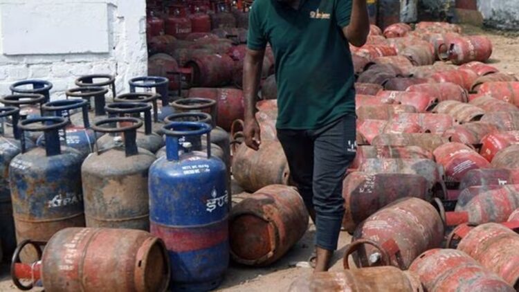 LPG Cylinder Shortage LIVE: कॉमर्शियल गैस सिलेंडर का टोटा, गैस एजेंसी परेशान, चिंता में होटल्स और रेस्टोरेंट मालिक