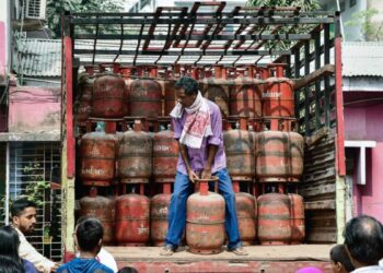 LPG सिलेंडर के लिए मारामारी, देशभर में जमाखोरी के खिलाफ एक्शन में सरकार; हजारों सिलेंडर बरामद