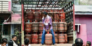 LPG सिलेंडर के लिए मारामारी, देशभर में जमाखोरी के खिलाफ एक्शन में सरकार; हजारों सिलेंडर बरामद