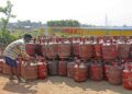 LPG Cylinder Shortage LIVE: गोदामों के बाहर सिलेंडर की लंबी कतार, लोग रसोई गैस के लिए बेकरार, मंत्री ने कहा- न हों पैनिक