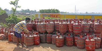 LPG Cylinder Shortage LIVE: गोदामों के बाहर सिलेंडर की लंबी कतार, लोग रसोई गैस के लिए बेकरार, मंत्री ने कहा- न हों पैनिक