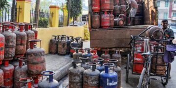 LPG सिलेंडर की जमाखोरी रोकने के लिए सरकार ने उठाया बड़ा कदम, अब इतने दिनों में बुक होगी गैस