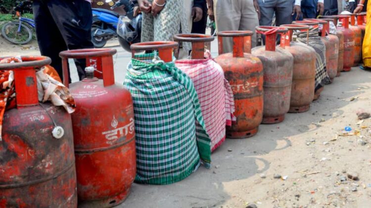 PNG इस्तेमाल कर रहे ग्राहकों को नहीं मिलेगा LPG सिलेंडर, बंद कराना होगा कनेक्शन- सरकार ने बदला नियम