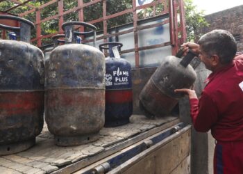 कमर्शियल LPG सिलेंडरों की डिलीवरी शुरू, 13 मार्च को बुक हुए 88.8 लाख घरेलू गैस सिलेंडर