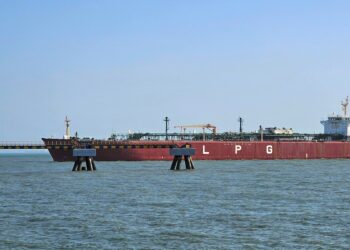 22 भारतीय टैंकर फारस की खाड़ी में फंसे, 16 लाख टन क्रूड और LPG का जखीरा अटका