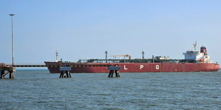 22 भारतीय टैंकर फारस की खाड़ी में फंसे, 16 लाख टन क्रूड और LPG का जखीरा अटका