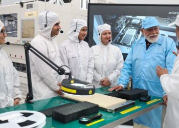 पीएम मोदी ने माइक्रोन टेक्नोलॉजी के सेमीकंडक्टर प्लांट का किया उद्घाटन, बोले- 3 अन्य प्रोजेक्ट्स में जल्द शुरू होगा उत्पादन