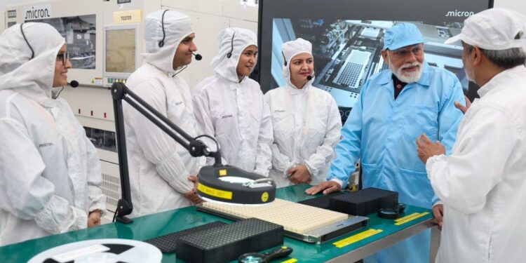 पीएम मोदी ने माइक्रोन टेक्नोलॉजी के सेमीकंडक्टर प्लांट का किया उद्घाटन, बोले- 3 अन्य प्रोजेक्ट्स में जल्द शुरू होगा उत्पादन