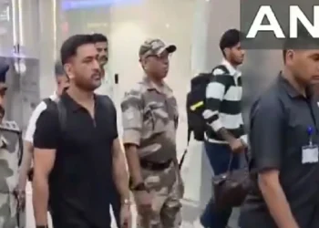 T20 World Cup 2026 Final देखने अहमदाबाद पहुंचे एमएस धोनी, एयरपोर्ट पर फैंस का लगा जमावड़ा