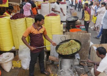 सभी फेरीवालों और उनके हेल्पर्स की जांच करें, घुसपैठियों पर एक्शन लें, BMC और मुंबई पुलिस को हाईकोर्ट का आदेश