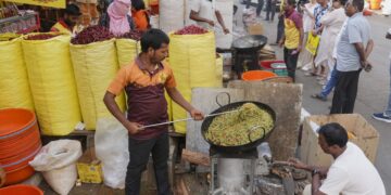 सभी फेरीवालों और उनके हेल्पर्स की जांच करें, घुसपैठियों पर एक्शन लें, BMC और मुंबई पुलिस को हाईकोर्ट का आदेश