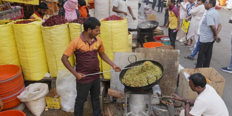 सभी फेरीवालों और उनके हेल्पर्स की जांच करें, घुसपैठियों पर एक्शन लें, BMC और मुंबई पुलिस को हाईकोर्ट का आदेश