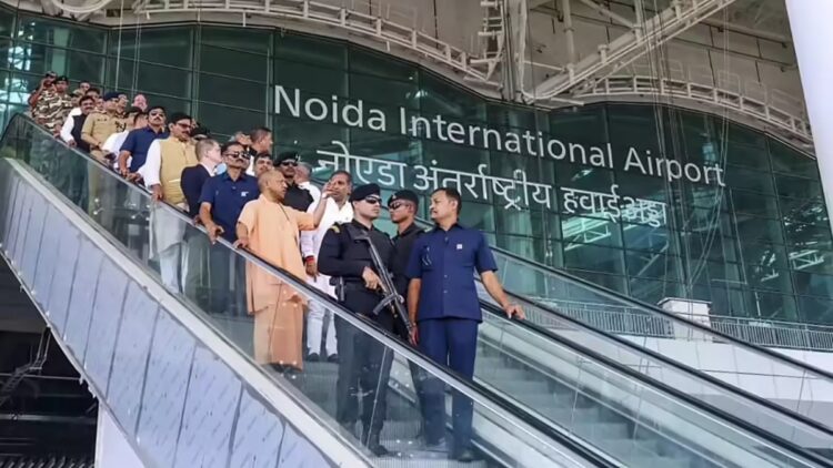 नोएडा इंटरनेशनल एयरपोर्ट को DGCA से मिली हरी झंडी, एयरोड्रम लाइसेंस मिलने के बाद अब जल्द हवाई अड्डे से उड़ान भरेंगे विमान