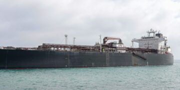 गुजरात के मुंद्रा बंदरगाह पर पहुंचा ‘जग लाडकी’ टैंकर, लगभग 80800 मीट्रिक टन कच्चा तेल लेकर आया