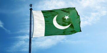 कर्ज में डूबे पाकिस्तान को मिला बड़ा सहारा, एडीबी ने खोला 10 अरब डॉलर का खजाना