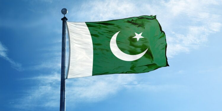 कर्ज में डूबे पाकिस्तान को मिला बड़ा सहारा, एडीबी ने खोला 10 अरब डॉलर का खजाना