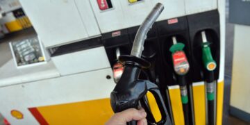 भारत के पड़ोसी देश में 55 रुपये महंगा हुआ पेट्रोल-डीजल, जानें अब कितने रुपये में मिलेगा 1 लीटर तेल
