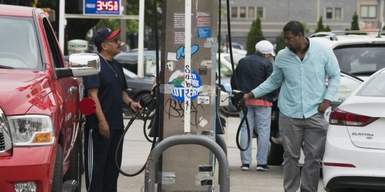 खाड़ी देशों में बढ़ते तनाव के बीच अमेरिका में महंगा हुआ पेट्रोल, रातों-रात बढ़ गई कीमतें