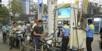 मिडिल-ईस्ट में तनाव से फिलहाल महंगा नहीं होगा पेट्रोल-डीजल, जानें देश के पास रिजर्व में कितना कच्चा तेल उपलब्ध