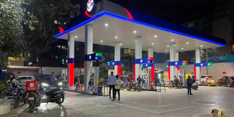 क्या सच में खत्म हो रहा पेट्रोल-डीजल? HPCL और BPCL ने दी बड़ी जानकारी, पेट्रोल पंपों पर जाने से पहले पढ़ लें ये खबर