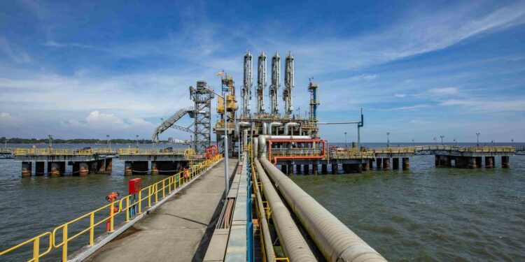 ईरान के ड्रोन हमले के बाद कतर ने बंद किया LNG उत्पादन, गैस सप्लाई में 40% तक की कटौती