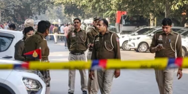 प्रेम में हुई तीसरे की एंट्री तो बिगड़ी बात, MCA छात्र-छात्रा ने एक-दूसरे को चाकू घोंपा; मची चीख-पुकार