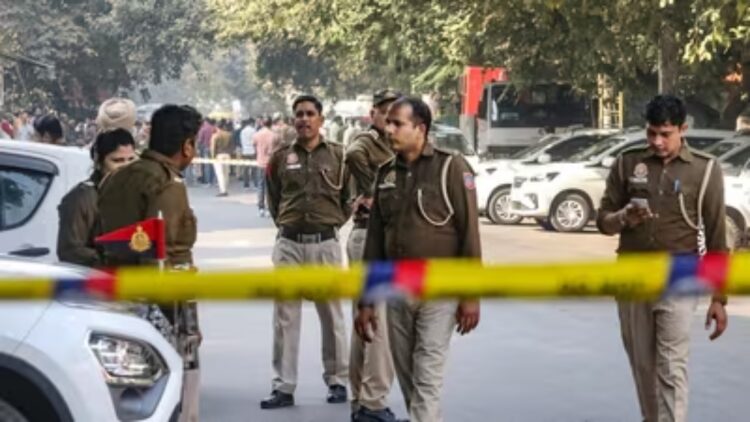 प्रेम में हुई तीसरे की एंट्री तो बिगड़ी बात, MCA छात्र-छात्रा ने एक-दूसरे को चाकू घोंपा; मची चीख-पुकार