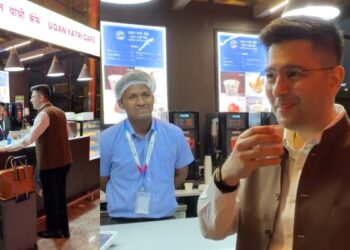 AAP सांसद राघव चड्ढा ने मुंबई एयरपोर्ट पर सिर्फ 10 रुपए में उठाया चाय का लुत्फ, VIDEO भी शेयर किया, जानें क्या बोले