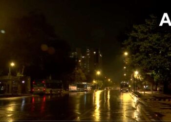 दिल्ली-NCR में बदला मौसम का मिजाज, कई इलाकों में बारिश, खूब गरज रहे बादल