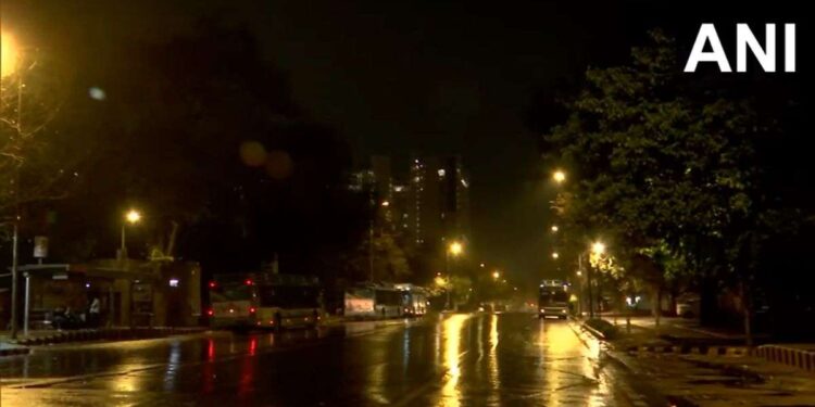 दिल्ली-NCR में बदला मौसम का मिजाज, कई इलाकों में बारिश, खूब गरज रहे बादल