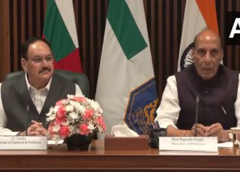 पश्चिम एशिया में जारी संकट पर हाई-लेवल मीटिंग, रक्षा मंत्री राजनाथ सिंह की अध्यक्षता में मंत्री समूह की बैठक