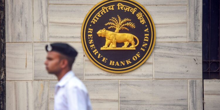 RBI ने बैंकिंग सिस्टम में डाले ₹50,000 करोड़, बैंकों से बड़ी मात्रा में कैश निकलने की आशंका की वजह से लिया गया फैसला